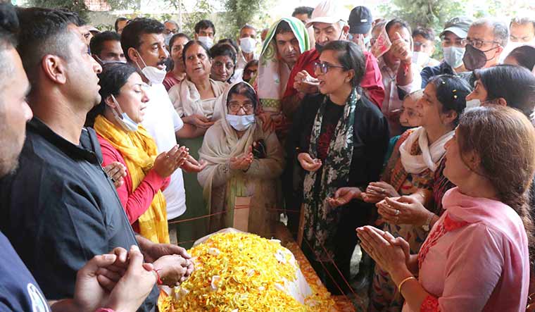 Family members of Makhan Lal Bindroo performing last rites | Umer Asif
