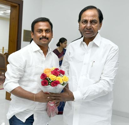 TRS candidate Gellu Srinivas Yadav with Chief Minister K. Chandrashekar Rao.