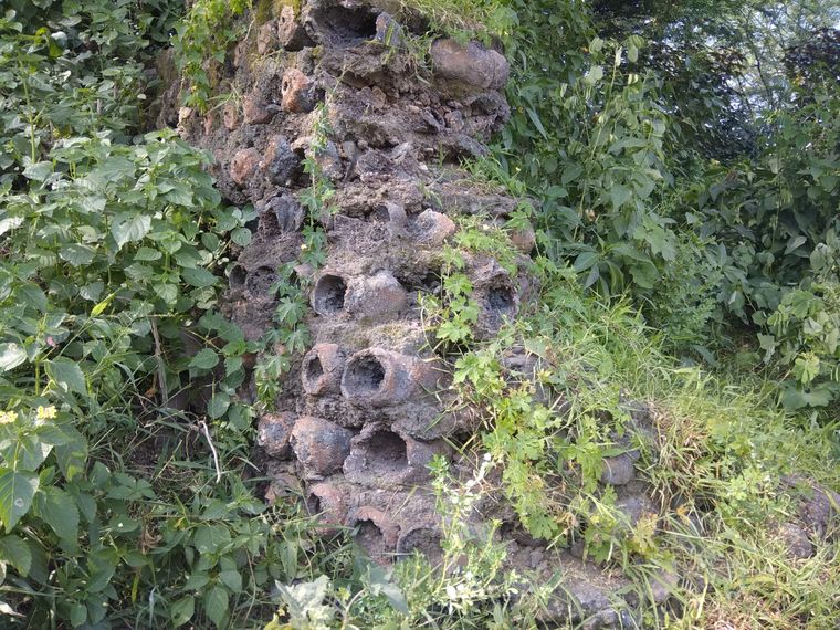 A wall made of used clay retorts