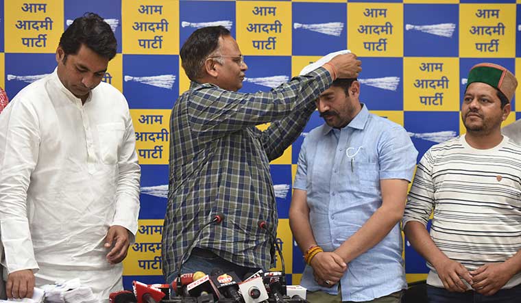 Gathering momentum: AAP leader and Delhi Minister Satyendra Jain during the party’s membership drive in Delhi on March 21. (Extreme left) Manish Thakur, former president of the Youth Congress’s Himachal Pradesh unit | Getty Images