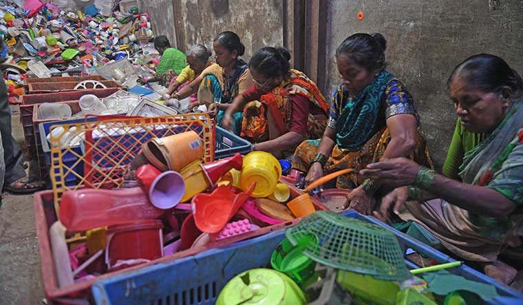 47-women-working-at-a-plastic-recycling-factory-in-Dharavi