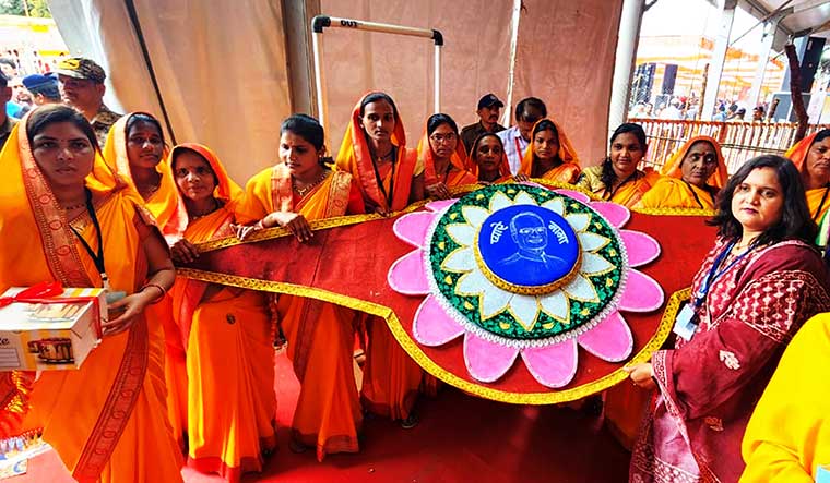 43-women-from-Balaghat-display-a-giant-rakhi-made
