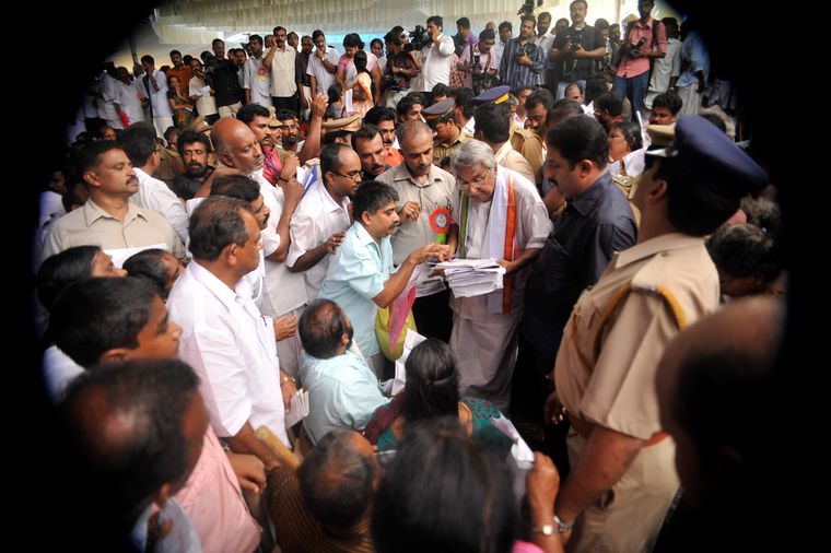 Man of the people: Oommen Chandy during his mass contact programme in Pathanamthitta district on December 12, 2011 | Sajeesh Sankar