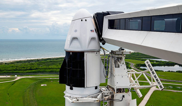 SpaceX--Dragon-capsule-Falcon-9-rocket-SpaceX