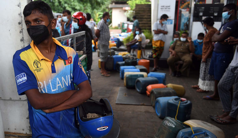 People-in-queue-to-buy-fuel-Sr-Lanka-Bhanu_praksh-Chandra