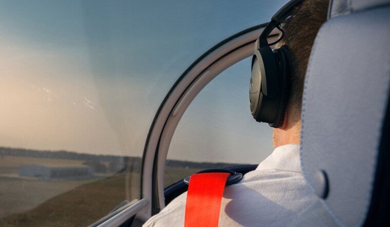 pilot-prepare-for-landing--Private-pilot-license-training-shut