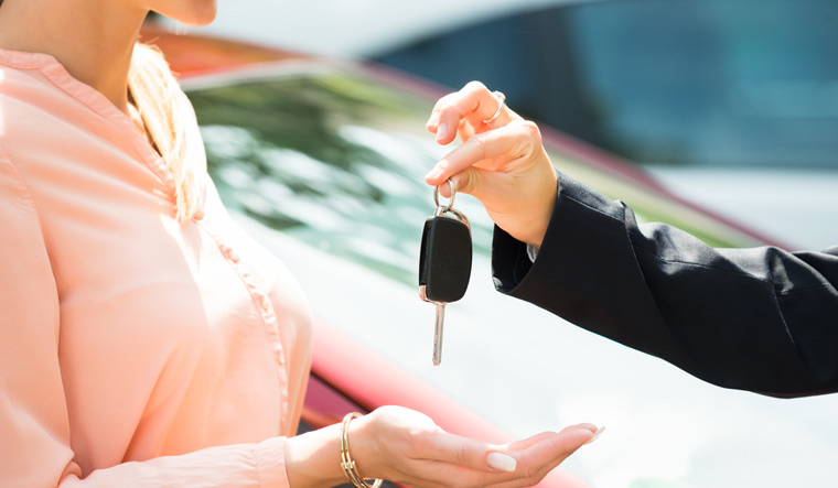Buying-car-purchase-selling-car-sales-key-handling-over-shut