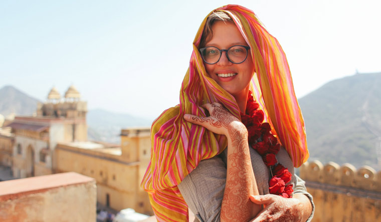 Rajasthan-tourism-European-tourist-girl--Amber-Fort-in-Rajasthan-shut