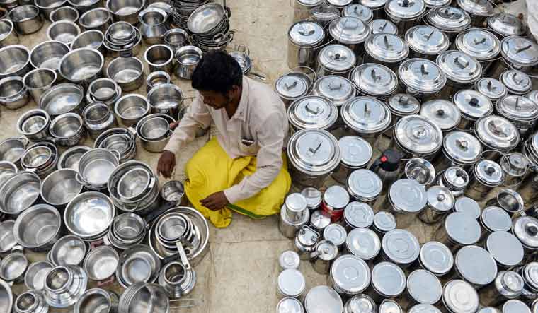 man-pots-india-economy-AFP