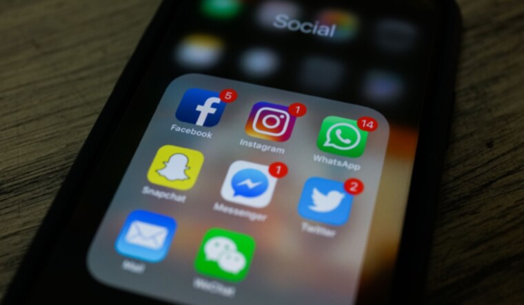 social-media-facebook-snapchat-whatsapp-smartphone-instagram-afp
