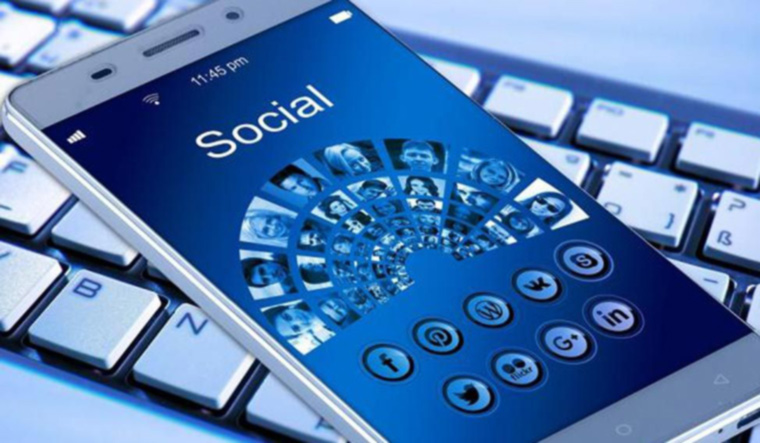 social-media-mobile-phone