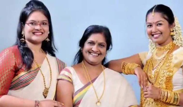 Malayalam TV actress, mother, sister held in fake currency case - The Week