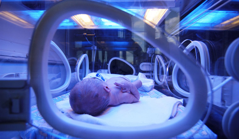 neonatal-intensive-care-unit-NICU-intensive-care-nursery-ICN-Newborn-child-baby-ultraviolet-light-in-incubator-shut