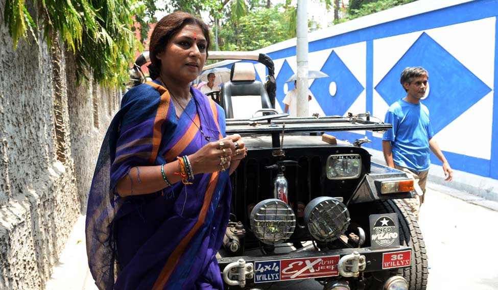 BJP-leader-Roopa-Ganguli-going-to-cast-her-vote1