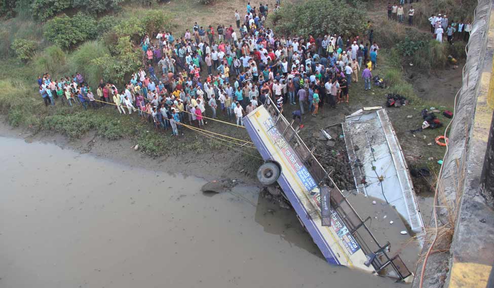 INDIA-ACCIDENT-PASSENGER-BUS-PLUNGES-IN-TO-RIVER