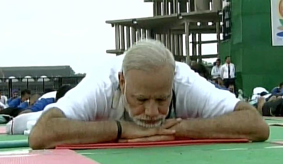 Modi-doing-yoga