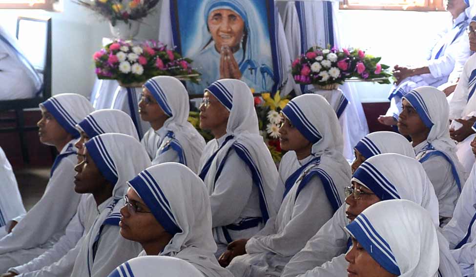 nuns-watching-tv