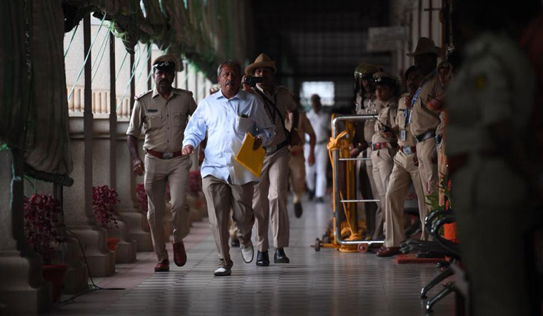 Rebel MLA Byrathi Basavaraj arrives at speaker's office in Bengaluru | Bhanu Prakash Chandra