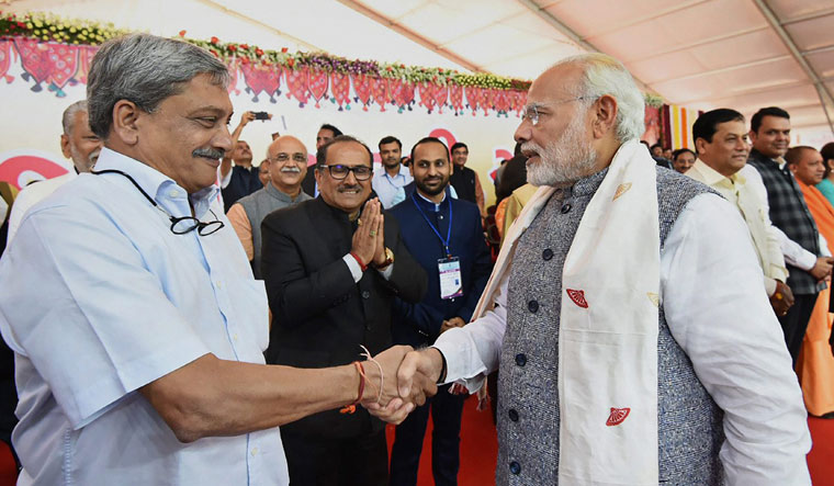 Prime Minister Narendra Modi shaking hands with Goa Chief Minister Manohar Parrikar | PTI