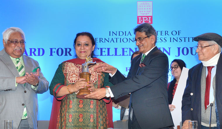 Justice R.M. Lodha, former Chief Justice of India, presents IPI-India Award for Excellence in Journalism 2017 to Ritu Sarin of The Indian Express, as Philip Mathwe, Editor, The Week and Soli Sorabjee, former Attorney General look on | Sanjay Ahlawat
