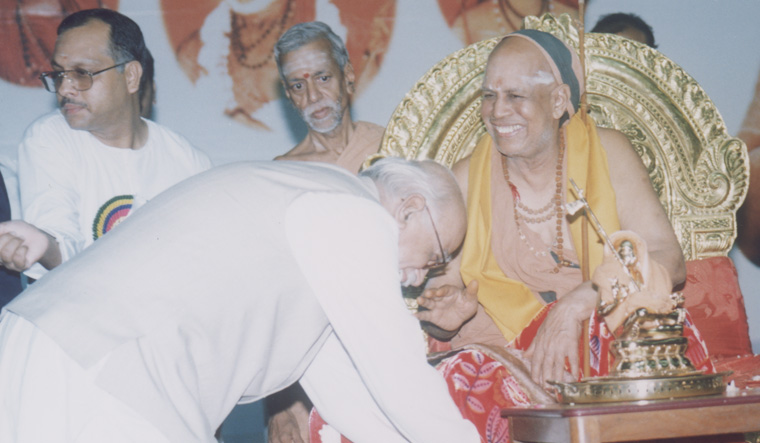 Jayendra Saraswati with Advani