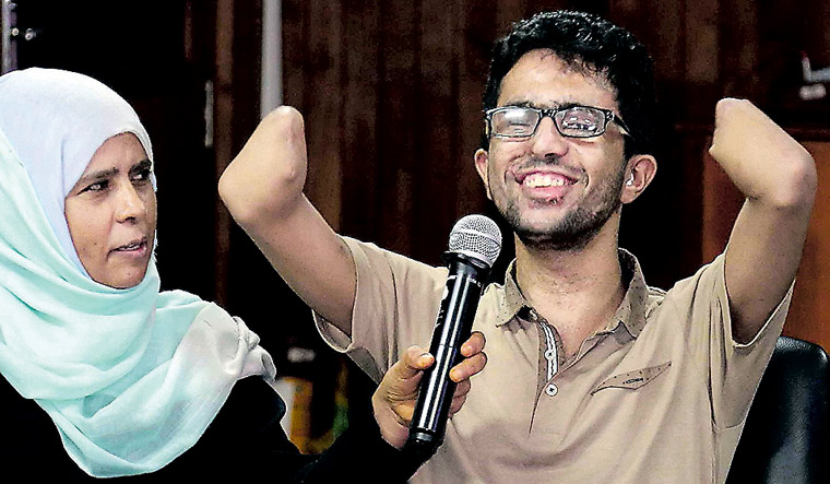Yemeni youth, blinded in blast, regains vision after surgery in Kochi AIMS