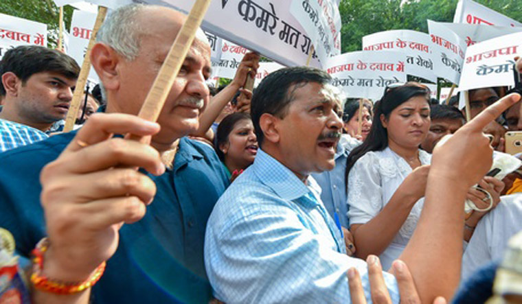 kejriwal-arvind-protest-lg