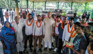 Jayant Sinha with the lynching convicts at his residence | PTI