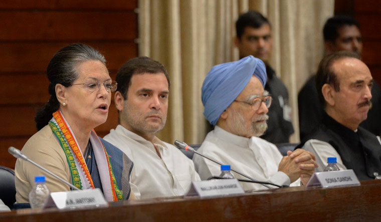 Congress President Rahul Gandhi, former party president Sonia Gandhi, former prime minister Manmohan Singh and party leaders Mallikarjun Kharge and Ghulam Nabi Azad at the Extended Congress Working Committee (CWC) meeting in New Delhi | PTI