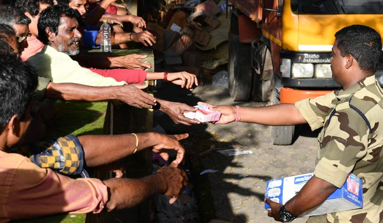 An Army officer distributing food to those affected in flood at Paravoor in Ernakulam district | Josekutty Panackal