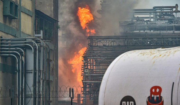 40 Injured As Fire Breaks Out At Bpcl Refinery In Mumbai The Week The blast took place around 2.45 pm, and its impact was so powerful that windowpanes of some buildings in the vicinity were damaged, and it was heard at some places as far as 6 km from the. bpcl refinery in mumbai