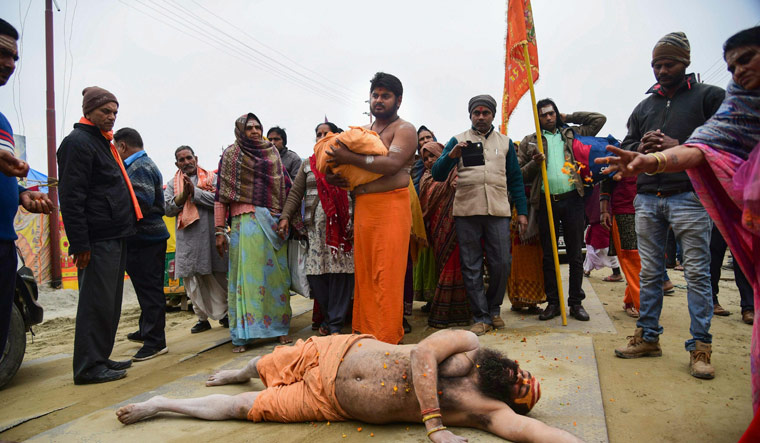 Sadhu rolling Ayodhya