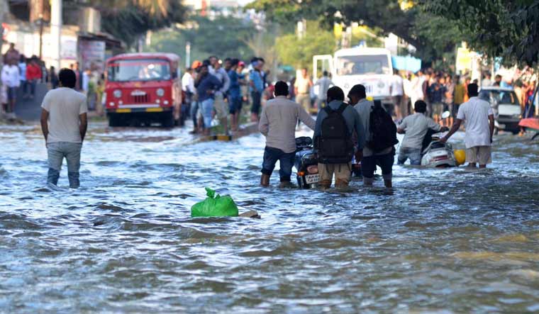 Bengaluru: Lake bund breached, several houses flooded 