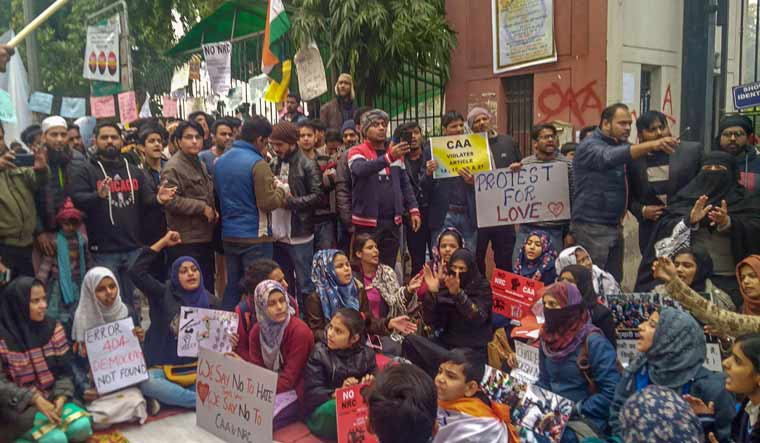 Jamia Women Students Lead Protests Outside Varsity; Citizens' Support ...