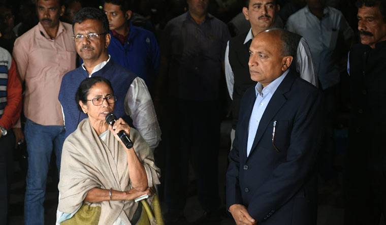 Chief Minister Mamata Banerjee addressing media outside Kolkata police commissioner's residence | Salil Bera