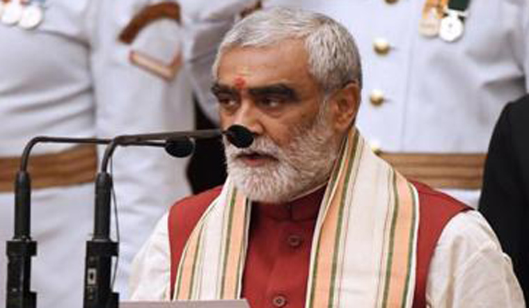 Union minister Ashwini Choubey violates MCC, misbehaves with official 