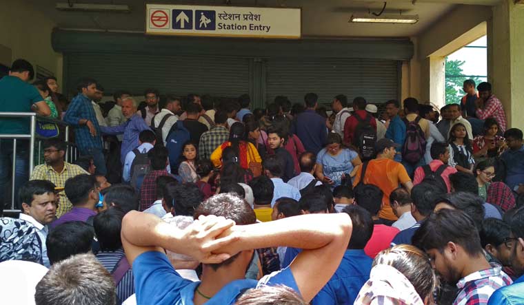 Thousands stranded after snag hits Delhi Metro -