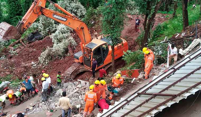 13 soldiers among 14 dead in Himachal building collapse