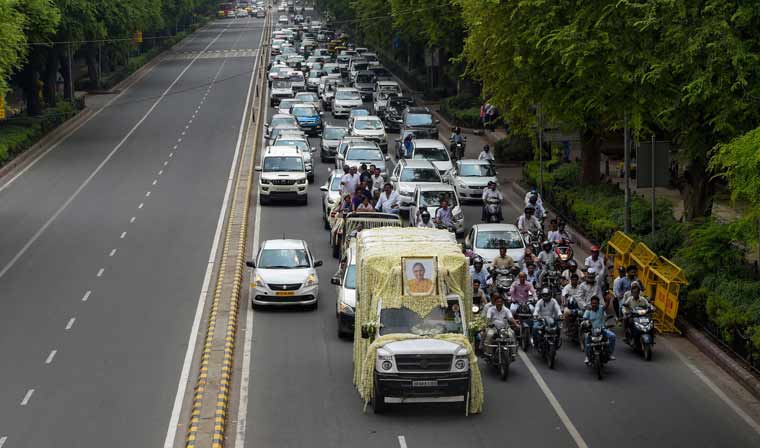 The mortal remains of former Delhi chief minister Sheila Dikshit being taken to Delhi Pradesh Congress office in a decorated van | PTI