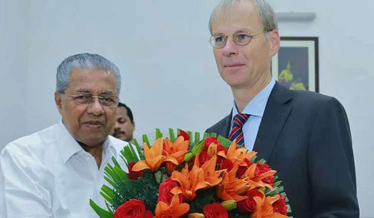 Pinarayi Vijayan, Marten van den Berg