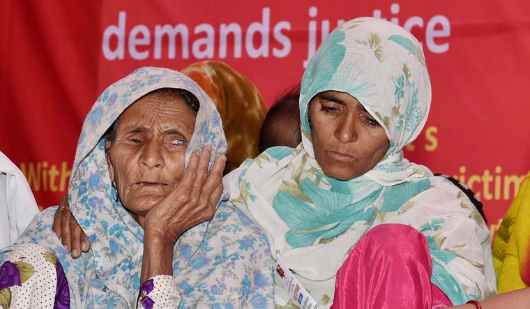 [File] Alwar lynching victim Pehlu Khan's mother Ankuri Beegam (L) at a dharna demanding justice for her son, at Jantar Mantar in New Delhi on April 19, 2017 | PTI