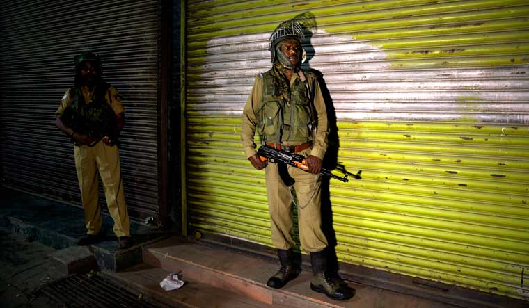 Soldiers-guard-Kashmir-night-AP
