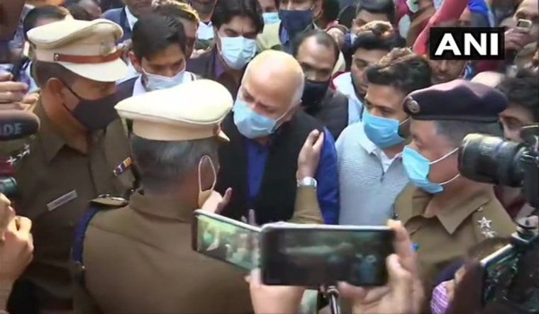 Deputy Chief Minister Manish Sisodia talks to police personnel in front of Kejriwal's residence | Twitter