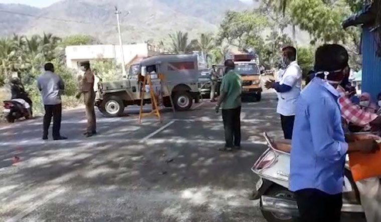 Tamil Nadu police stop Kerala registration vehicles at Puliyarai in Tirunelveli district | Manorama