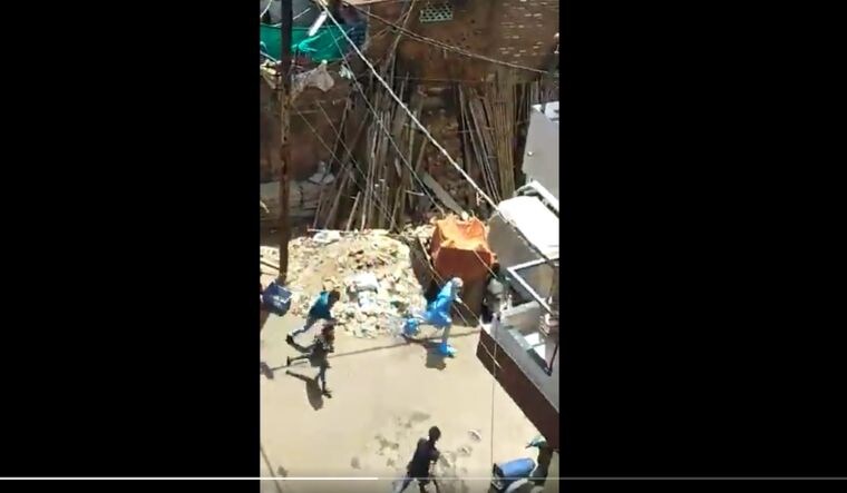 A screenshot of the video in which locals of Tatpatti Bakhal in Indore can be seen pelting stones at health workers who were there to screen people for COVID-19 
