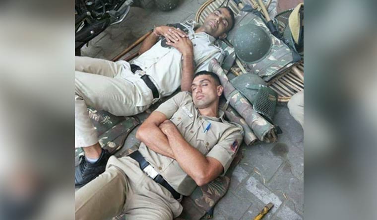 india-sleeping-police-madhur-verma-ips-covid19