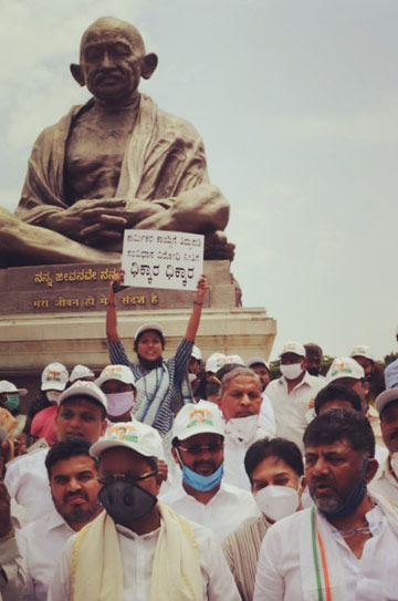 Congress workers led by Siddaramaiah and D.K. Shivakumar stage protest in front of the Gandhi statue in Vidhana Soudha