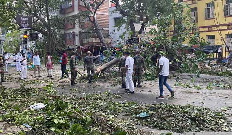 Indian-Army-Cyclone-Relief-Kolkata-Amphun-1