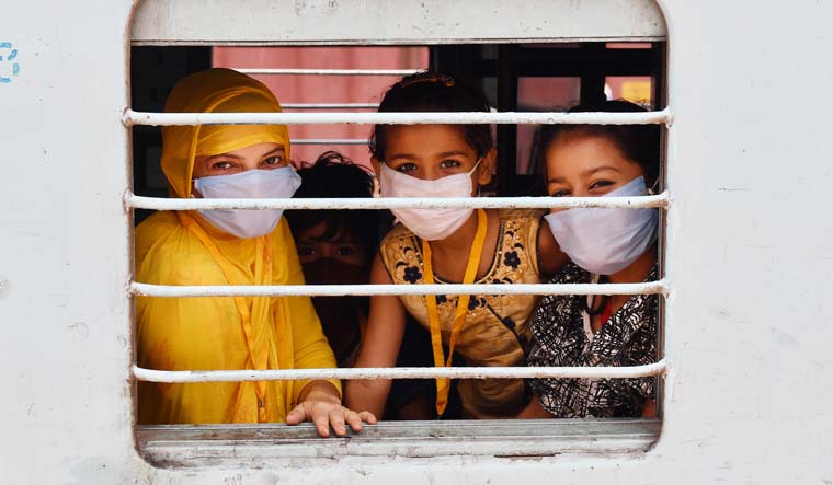 children-masks-shramik-train-mgirants-covid19-salil
