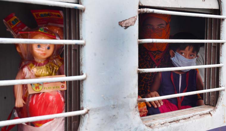 children-train-covid19-shramik-migrants-passengers-masks-salil